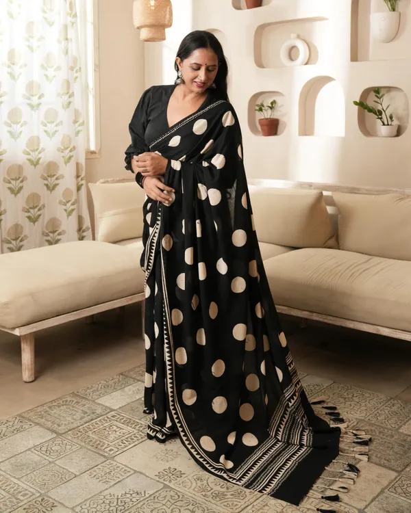 Black_Cotton_Polka_Dot_Mul_Saree_With_Tassels_For_Women